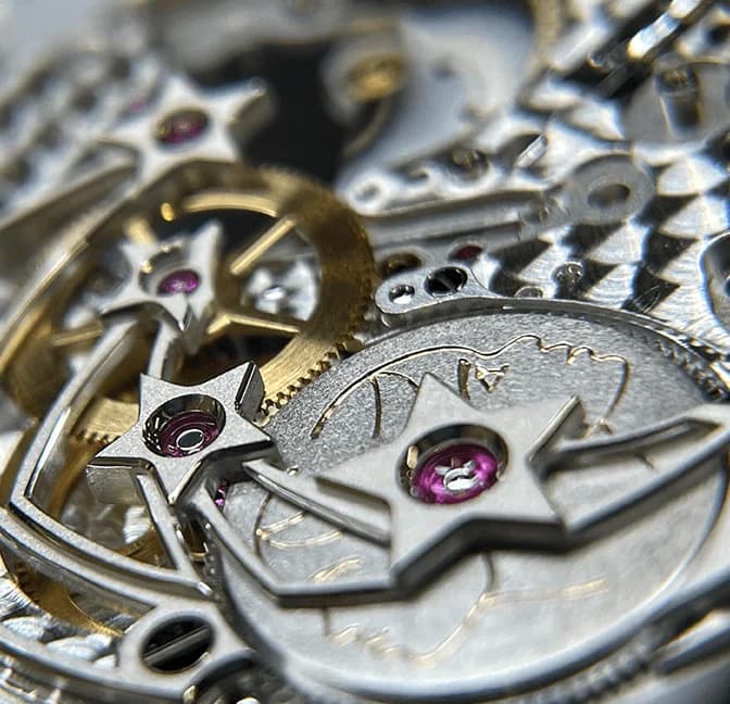Star-shaped bridge and jewels in a finished movement