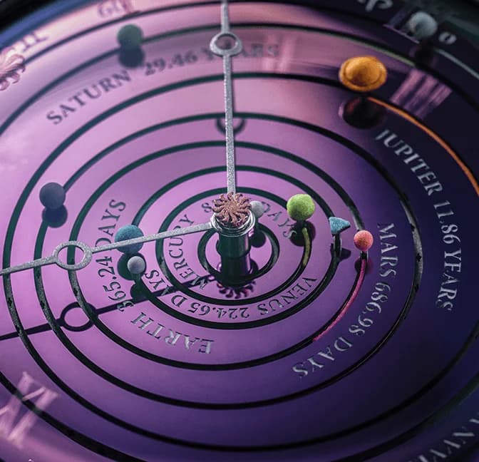 Planets and orbit paths on the iridescent Si14 dial
