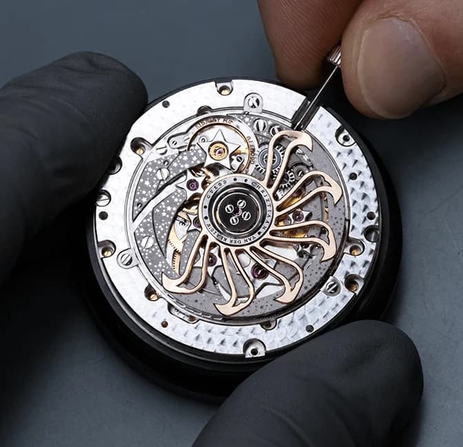 Hand-finishing a planetarium movement