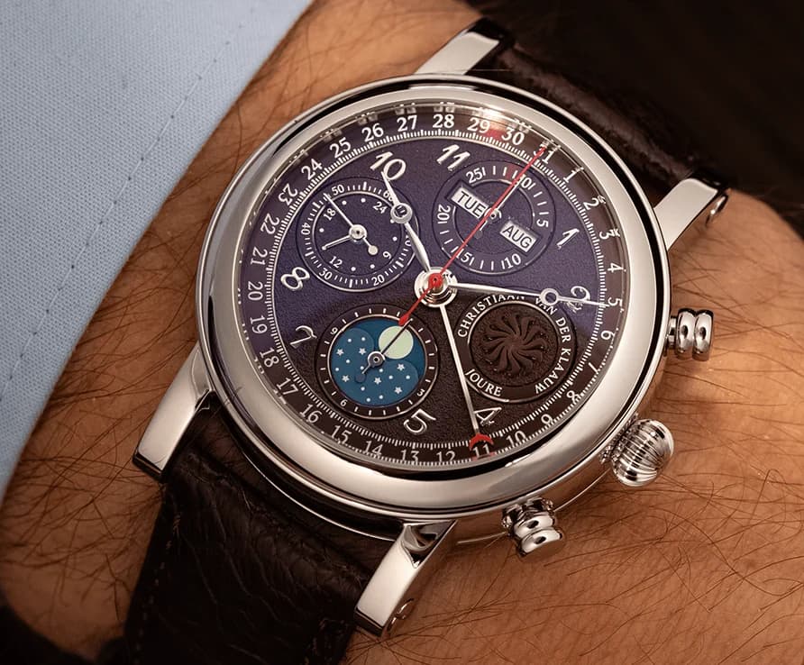 Collection of the Stars watch with a maroon dial