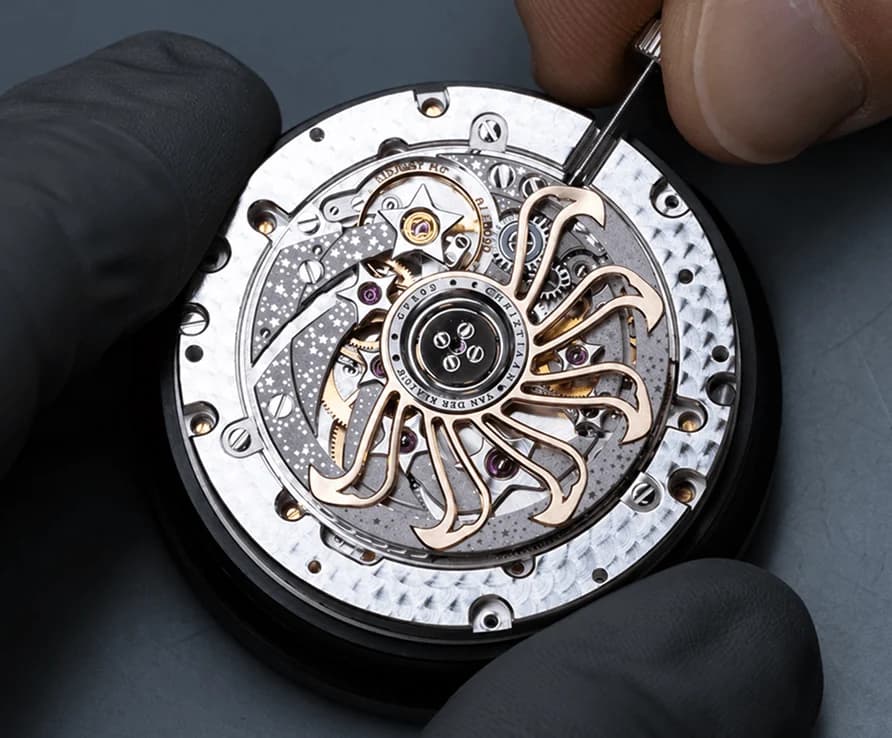 Finishing the sun rotor of the manufacture movement by hand