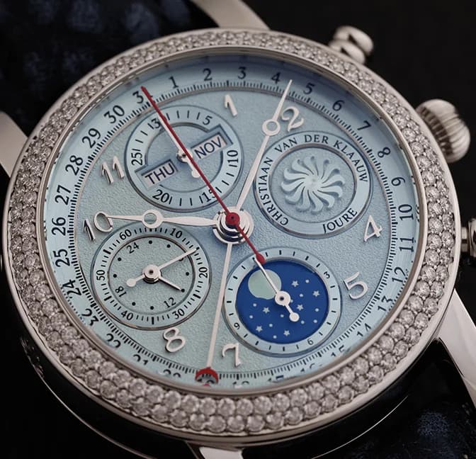 Ariadne Ice Blue, close-up of the double-row diamond bezel