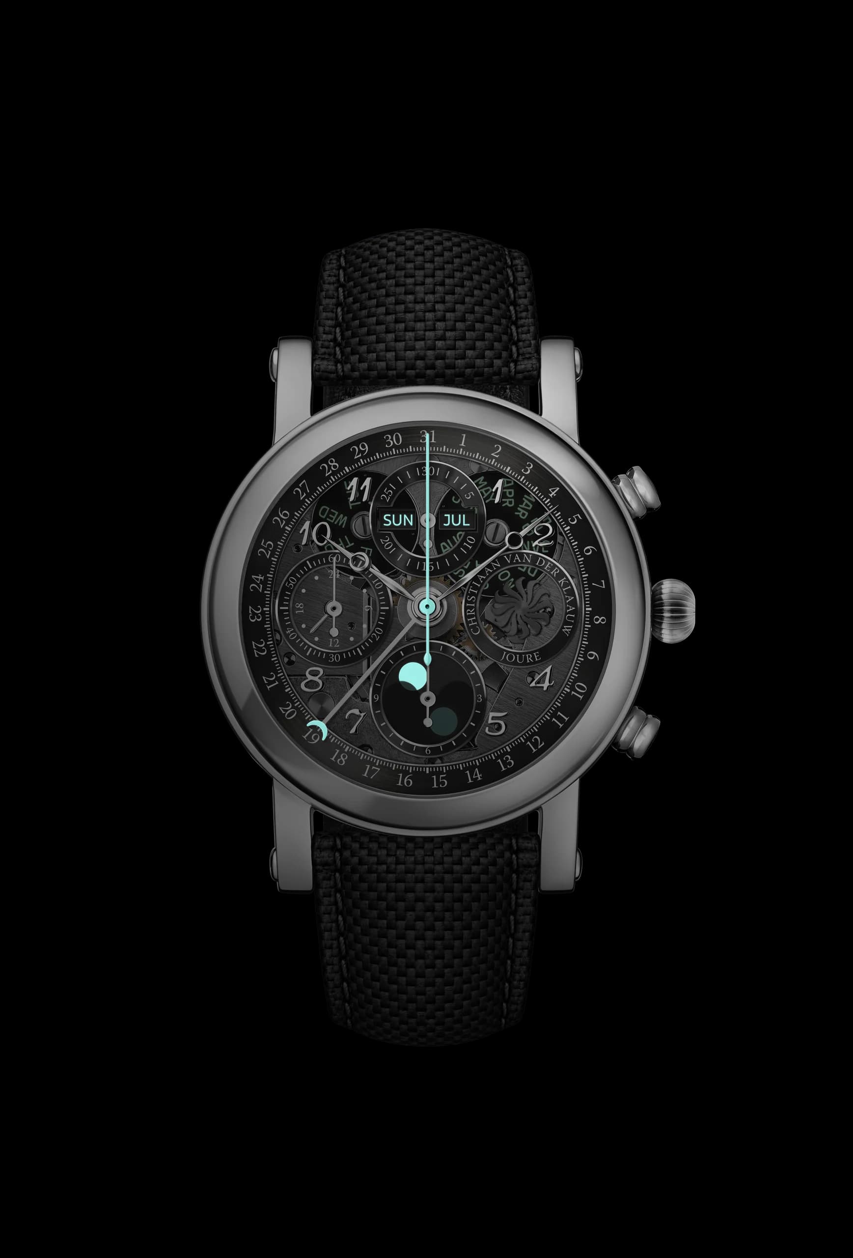 Ariadne Sapphire Smoked Black in the dark: moon phase, calendar and hands glowing