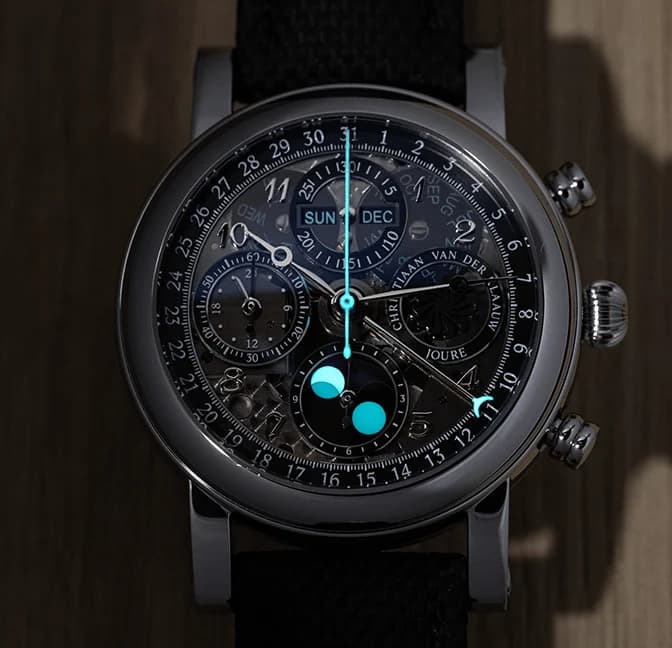 Ariadne Sapphire Smoked Black, in low light, Super-LumiNova glowing