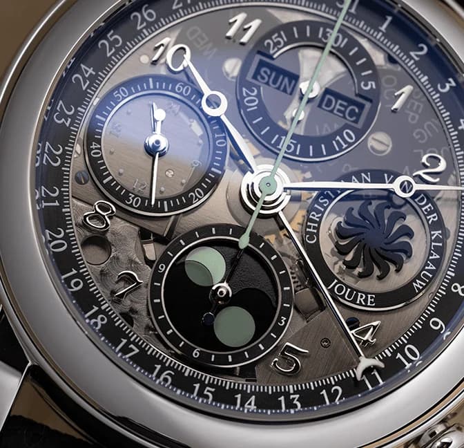Ariadne Sapphire Smoked Black, close-up of the moon phase and calendar