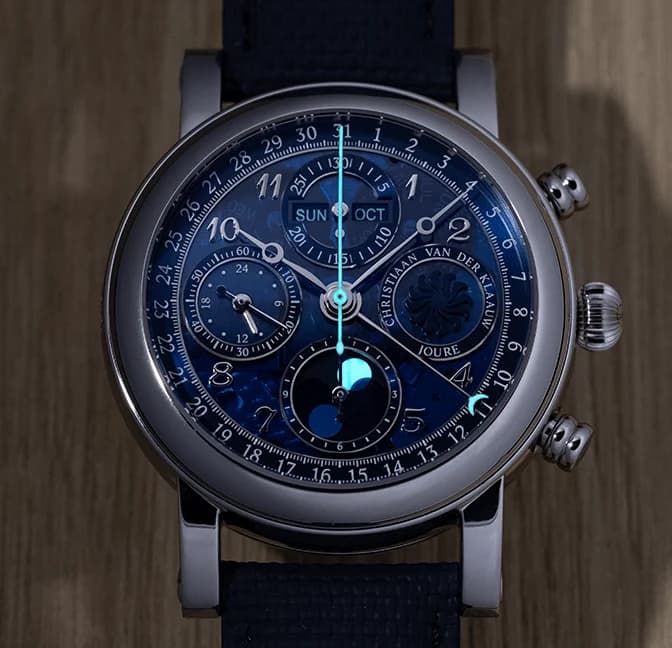 Ariadne Sapphire Smoked Blue, in low light, Super-LumiNova glowing