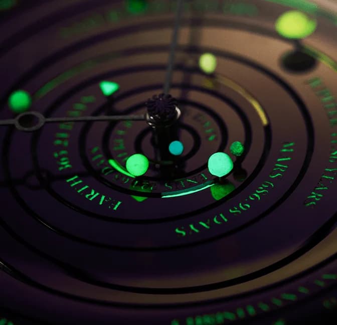 Blue-violet interference colours on the oxidised-silicon dial