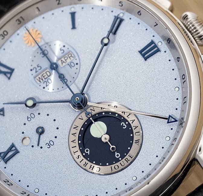 Hypernova Givrée Blue, close-up of the moon phase and calendar