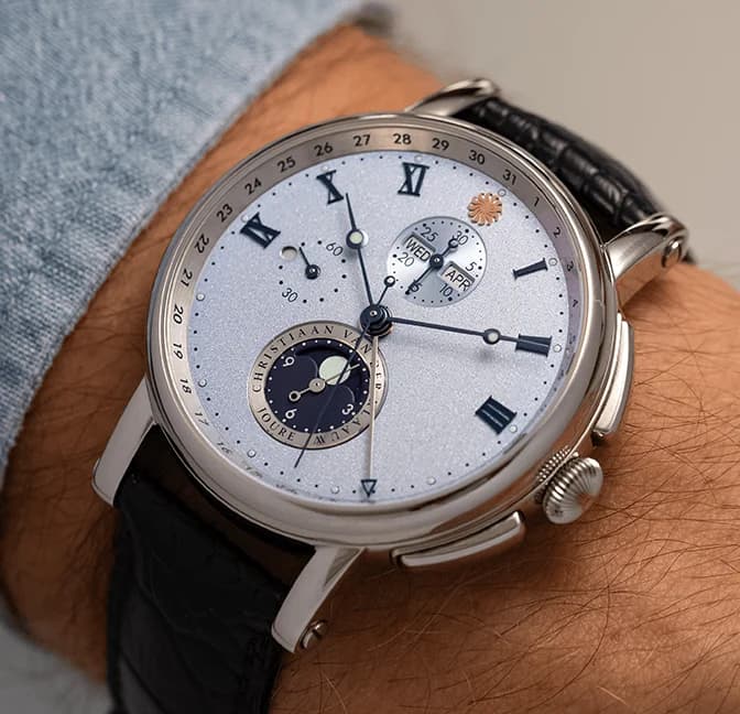 Hypernova Givrée Blue, on the wrist