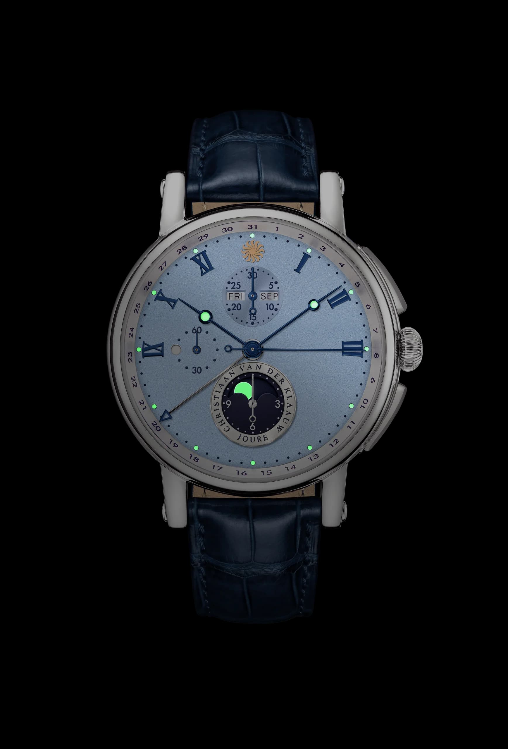 Hypernova Givrée Blue in the dark: the Super-LumiNova markers, hands and moon glowing
