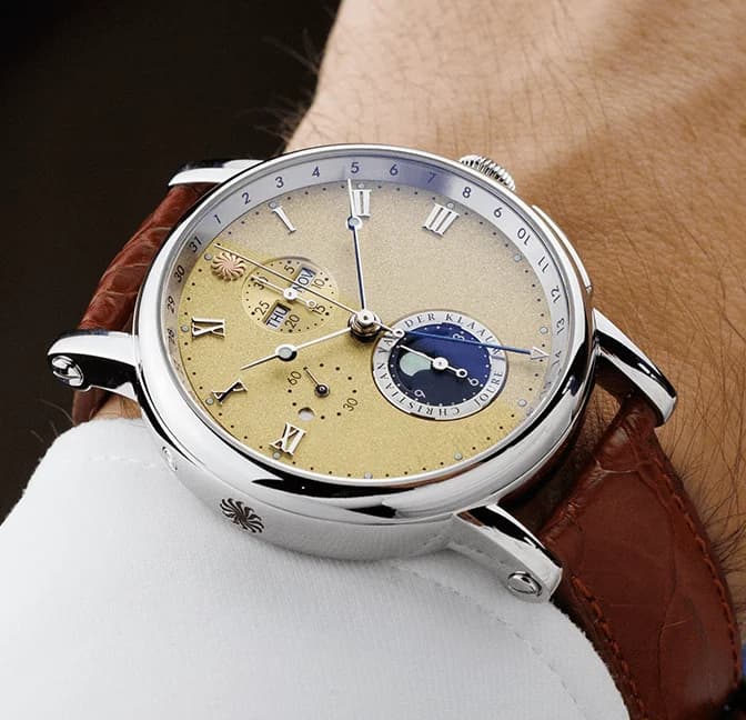Hypernova Givrée Gold, on the wrist
