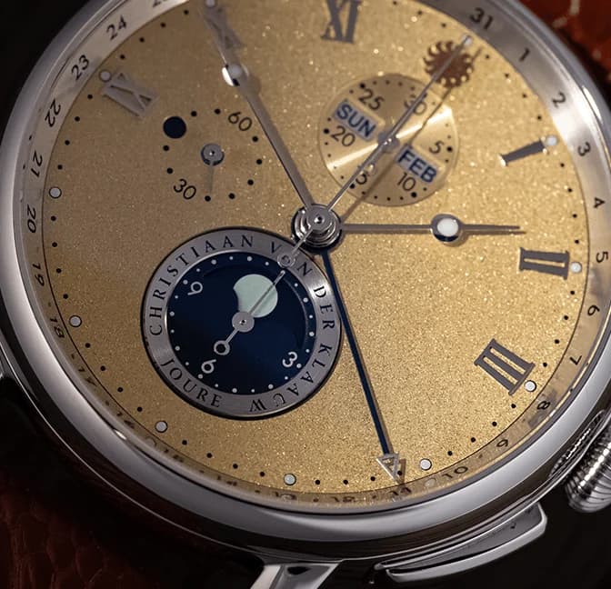 Hypernova Givrée Gold, close-up of the moon phase and calendar