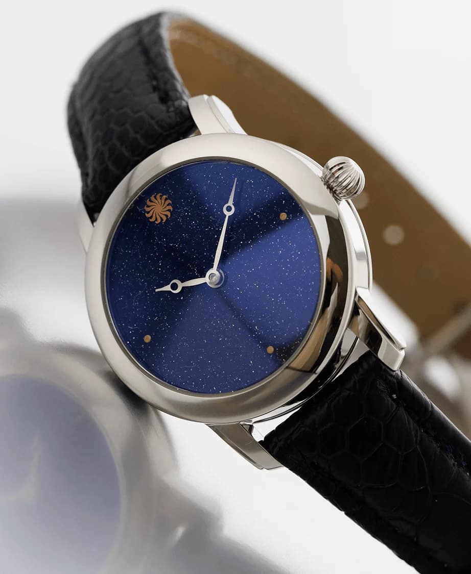 Lady Orion Stardust White Gold, the hours and minutes