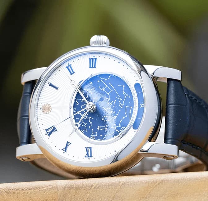 Orion Silver, three-quarter view of the dial and Planisphere