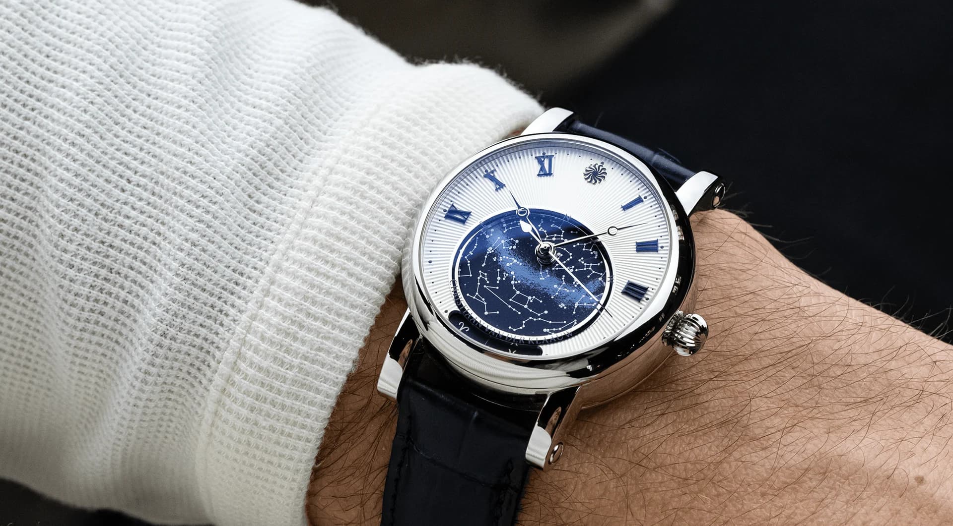 Orion Silver on the wrist: a silver dial around the blue rotating star map