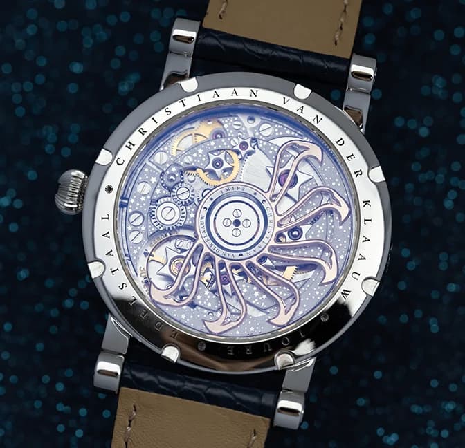 The 40 mm stainless steel case