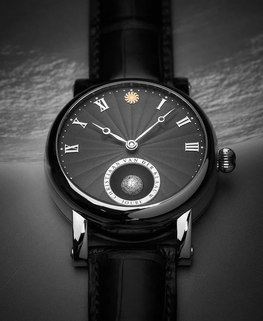 Real Moon Joure Guilloché Black, the hours, minutes and three-dimensional Moon