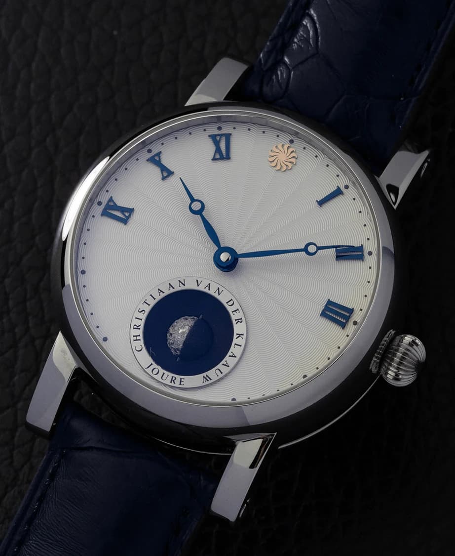 Real Moon Joure Guilloché White, the hours, minutes and three-dimensional Moon