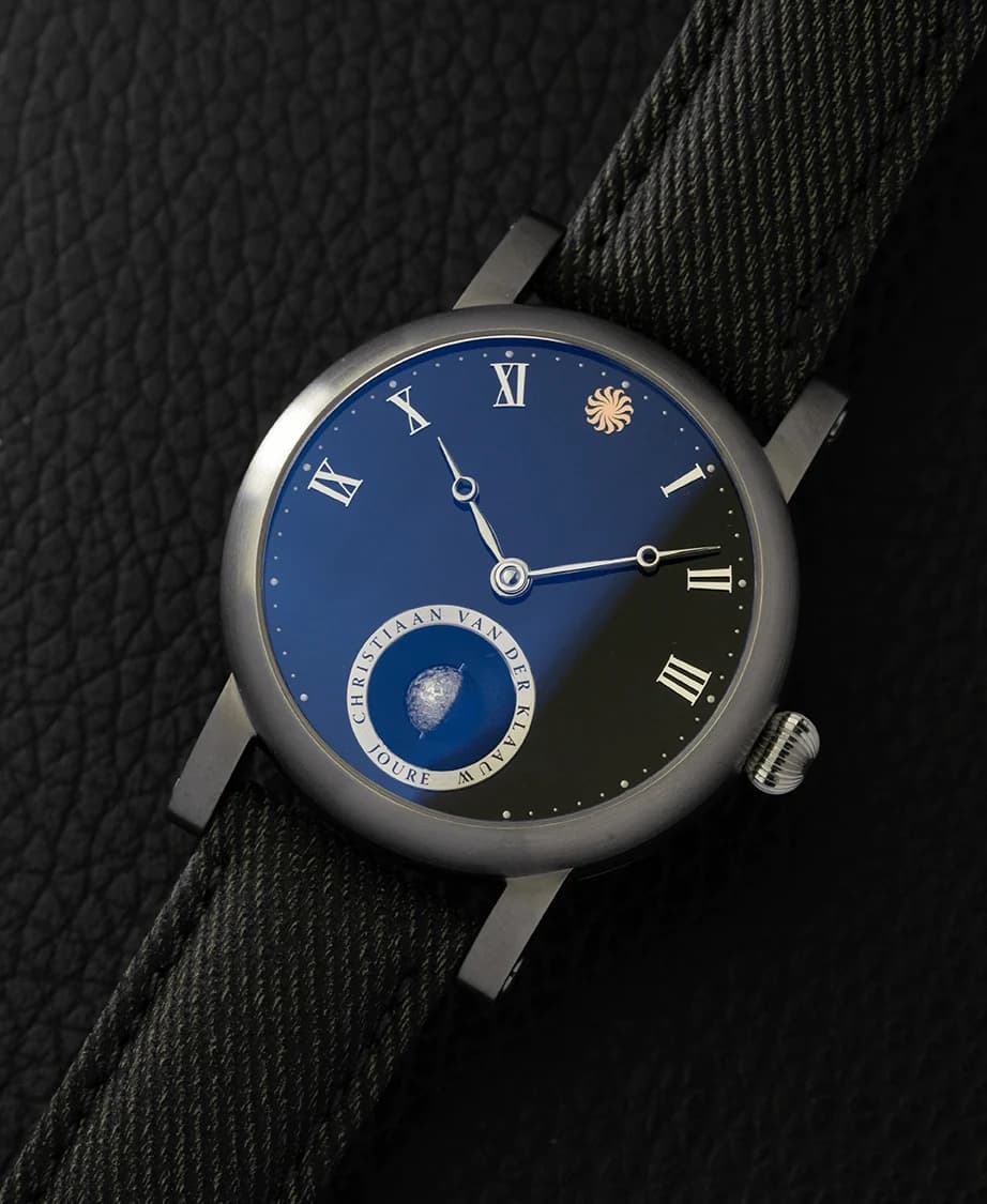 Real Moon Joure Onyx, the hours, minutes and three-dimensional Moon