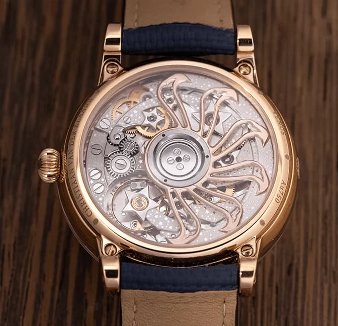 The 38 mm rose gold case from the side