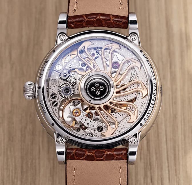 The matt white dial with Venus, Earth and the Moon