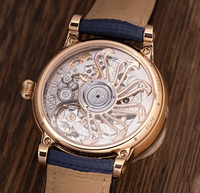 The 38 mm rose gold case from the side
