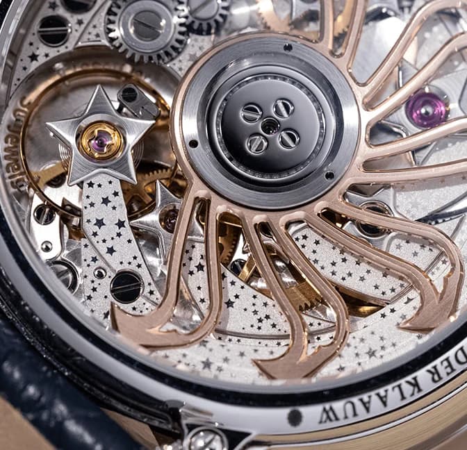 The 38 mm stainless steel case from the side